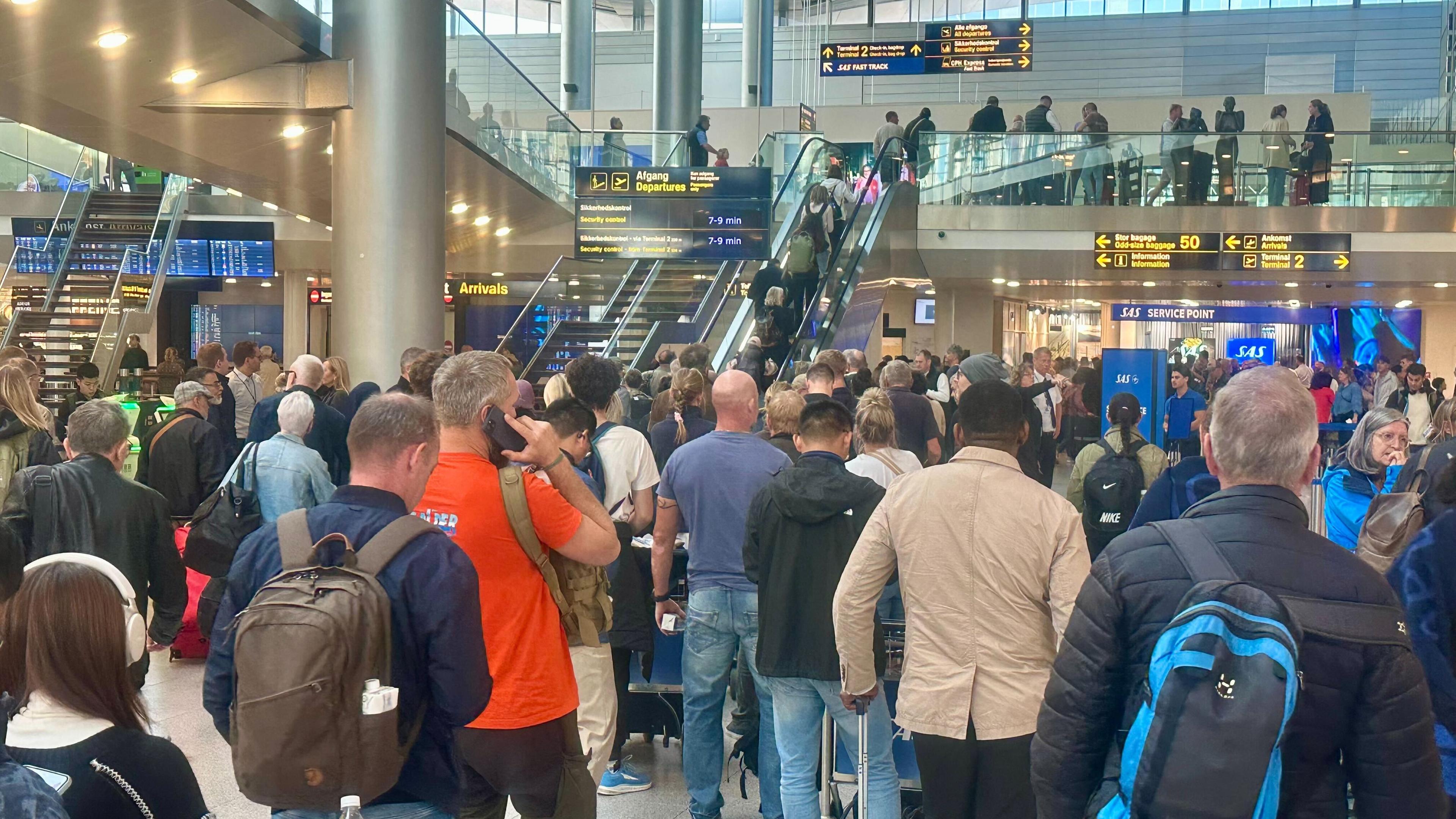 Viele Flugreisende die am FLughafen warten müssen