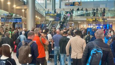 Viele Flugreisende die am FLughafen warten müssen