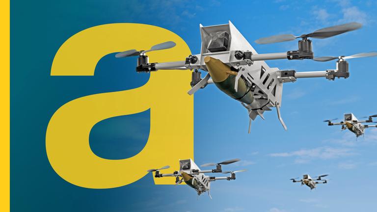 Mehrere Drohnen im Himmel