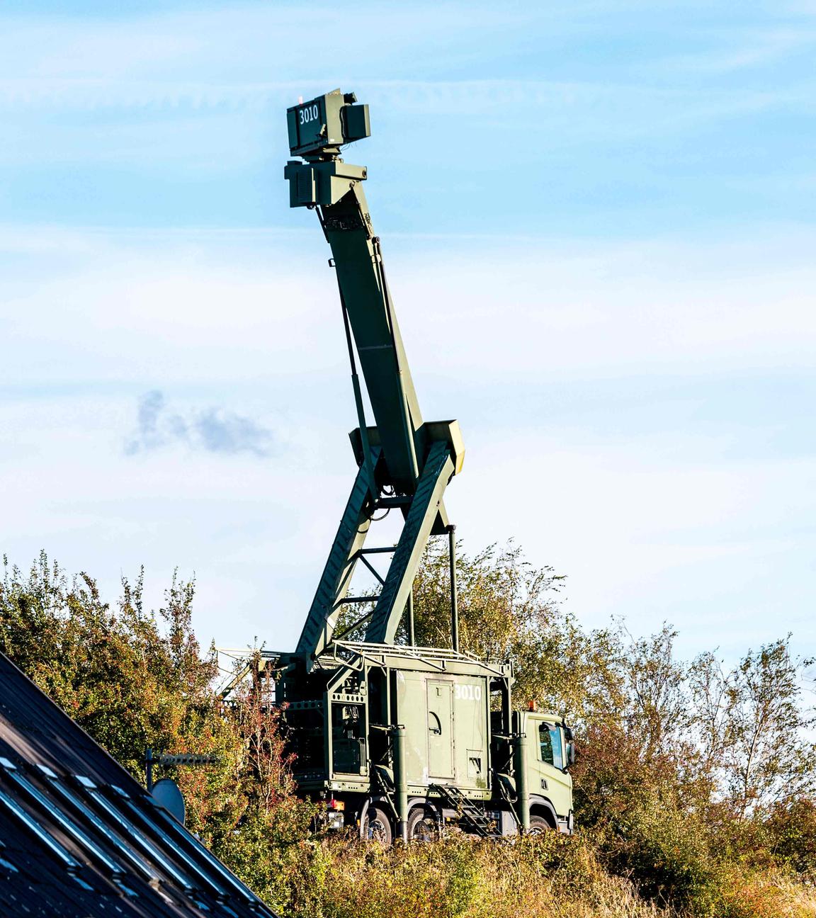 Eine mobile Radaranlage ist am 26.09.2025 auf dem Gelände des dänischen Militärs in Amager, Pionegaarden, in der Nähe des Dorfes Dragoer und an der Küste des Öresunds, dem Meer zwischen Dänemark und Schweden, zu sehen. 