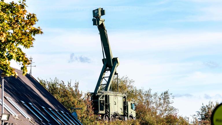 Eine mobile Radaranlage ist am 26.09.2025 auf dem Gelände des dänischen Militärs in Amager, Pionegaarden, in der Nähe des Dorfes Dragoer und an der Küste des Öresunds, dem Meer zwischen Dänemark und Schweden, zu sehen. 
