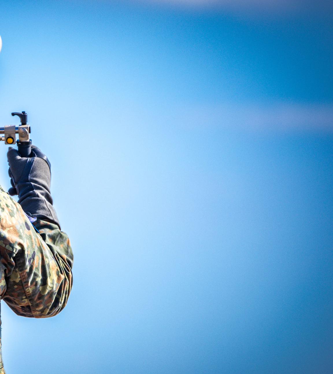 Bundeswehr-Soldat mit Drohnenabwehrwaffe vom Typ HP 47+