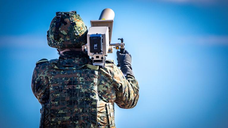 Bundeswehr-Soldat mit Drohnenabwehrwaffe vom Typ HP 47+