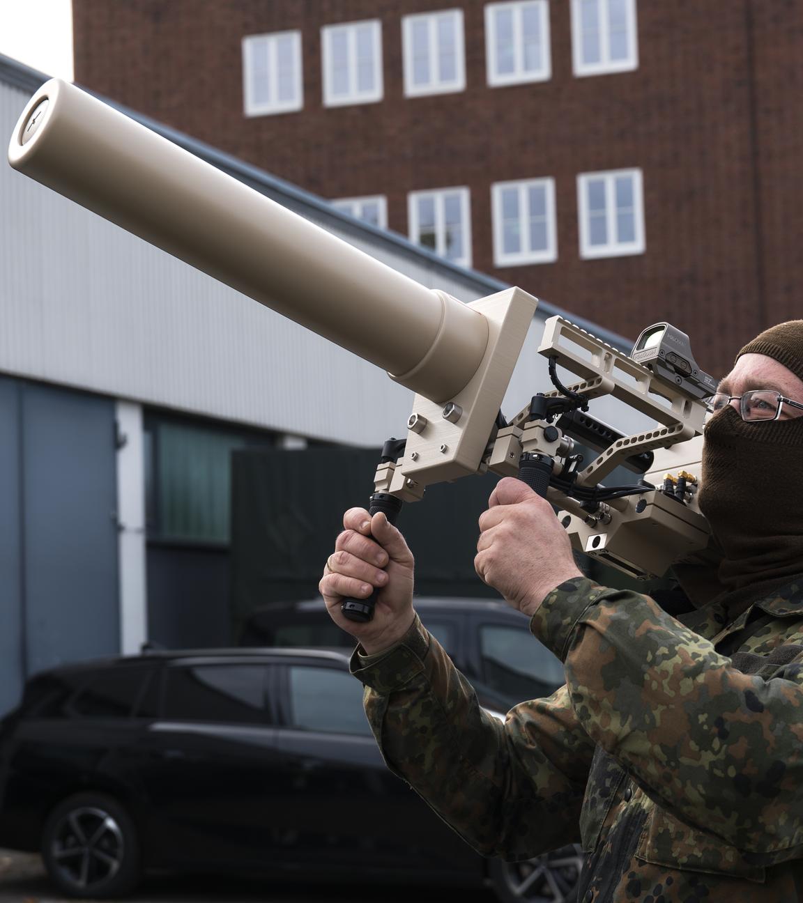 Ein Bundeswehrsoldat präsentiert den Counter UAV Jammer HP 47 bei der Leistungsschau Drohnenabwehr am zweiten Tag der Großübung "Red Storm Bravo.