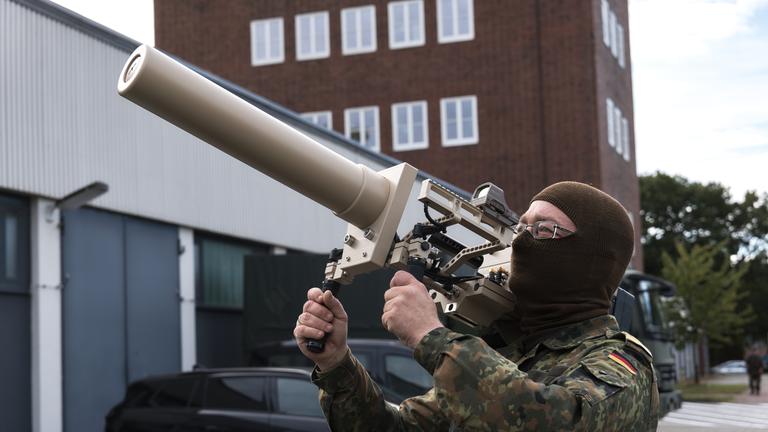 Ein Bundeswehrsoldat präsentiert den Counter UAV Jammer HP 47 bei der Leistungsschau Drohnenabwehr am zweiten Tag der Großübung "Red Storm Bravo.