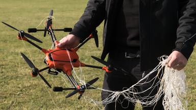 Die Bundeswehr präsentiert das Abfangen einer Drohne durch die Abfangdrohne A1-Falke von Argus Interception bei der Leistungsschau Drohnenabwehr am zweiten Tag der Großübung "Red Storm Bravo.