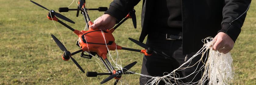 Die Bundeswehr präsentiert das Abfangen einer Drohne durch die Abfangdrohne A1-Falke von Argus Interception bei der Leistungsschau Drohnenabwehr am zweiten Tag der Großübung "Red Storm Bravo.