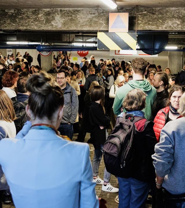 Menschen suchen Schutz in einer Tiefgarage während eines Luftalarms in Vilnius.