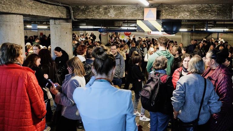 Menschen suchen Schutz in einer Tiefgarage während eines Luftalarms in Vilnius.