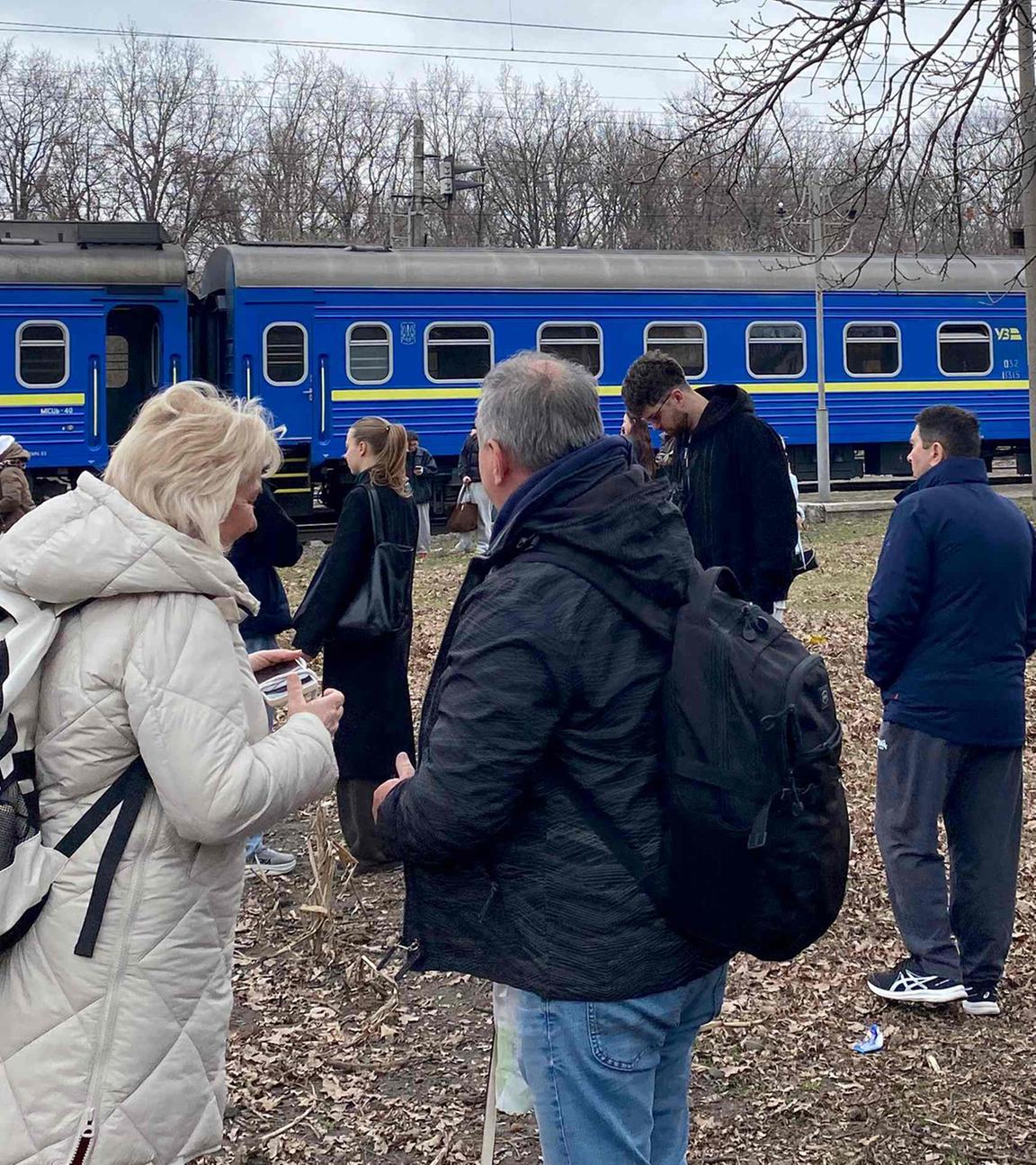 Fahrgäste warten während eines Luftalarms wegen russischer Drohnen neben ihrem Zug an einem nicht genannten Ort in der Ukraine, 29. März 2026. Die ukrainische Bahn hat nach verstärkten Angriffen auf Züge jüngst Evakuierungen eingeführt.