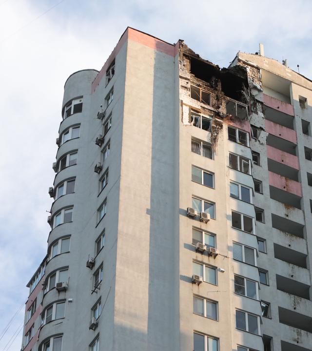 Die oberen Stockwerke eines 25-stöckigen Wohngebäudes, das bei einem russischen Drohnenangriff zerstört wurde, im Stadtteil Desnianskyi in Kiew, Ukraine, am 08.07.2026. 