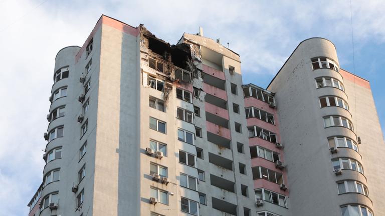 Die oberen Stockwerke eines 25-stöckigen Wohngebäudes, das bei einem russischen Drohnenangriff zerstört wurde, im Stadtteil Desnianskyi in Kiew, Ukraine, am 08.07.2026. 