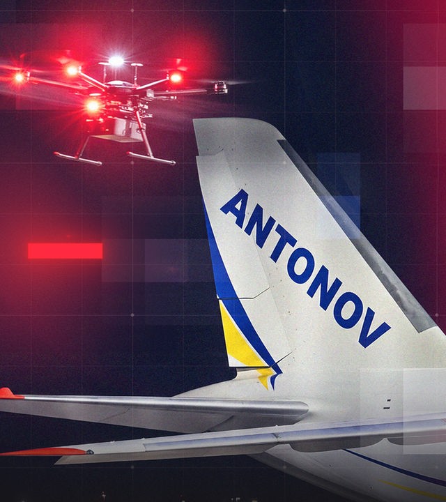 Bildmontage aus einer Drohne mit roten Positionslichtern bei Nacht und dem Heck eines ukrainischen Fachtflugzeugs mit der Aufschrift „ANTONOV“.Über die Bildmontage sind halbtransparente rote Grafikelemente sowie ein feines grafisches Raster-Overlay gelegt, wodurch ein modernes, redaktionelles Erscheinungsbild entsteht.