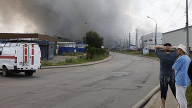 Rauch steigt aus einem Logistikzentrum in der Nähe von Moskau auf, nachdem es am 16.08.2026 von einer Ukrainischen Drohne getroffen wurde. 