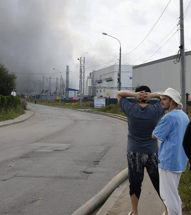 Rauch steigt aus einem Logistikzentrum in der Nähe von Moskau auf, nachdem es am 16.08.2026 von einer Ukrainischen Drohne getroffen wurde. 