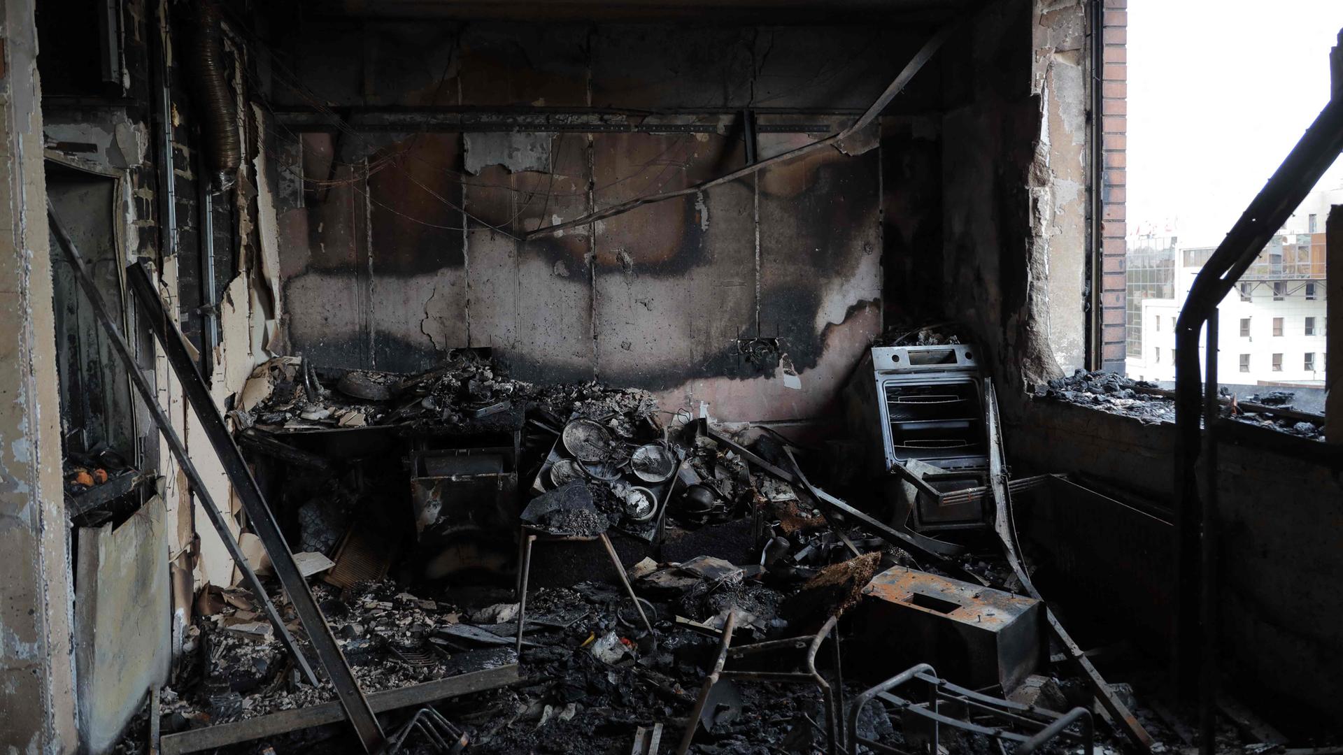 Dieses Foto zeigt einen zerstörten Innenraum eines mehrstöckiges Wohnhaus, das nach einem russischen Drohnenangriff in Odessa am 28. Juni 2025 inmitten der russischen Invasion in der Ukraine beschädigt wurde. 