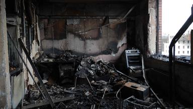 Dieses Foto zeigt einen zerstörten Innenraum eines mehrstöckiges Wohnhaus, das nach einem russischen Drohnenangriff in Odessa am 28. Juni 2025 inmitten der russischen Invasion in der Ukraine beschädigt wurde. 