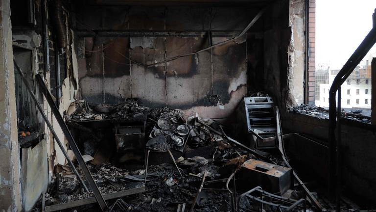 Dieses Foto zeigt einen zerstörten Innenraum eines mehrstöckiges Wohnhaus, das nach einem russischen Drohnenangriff in Odessa am 28. Juni 2025 inmitten der russischen Invasion in der Ukraine beschädigt wurde. 