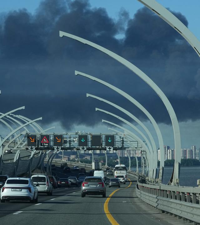 Über dem Hafen von St. Petersburg (Russland) ist am Mittwoch, dem 03.06.2026, nach einem ukrainischen Drohnenangriff eine schwarze Rauchwolke zu sehen