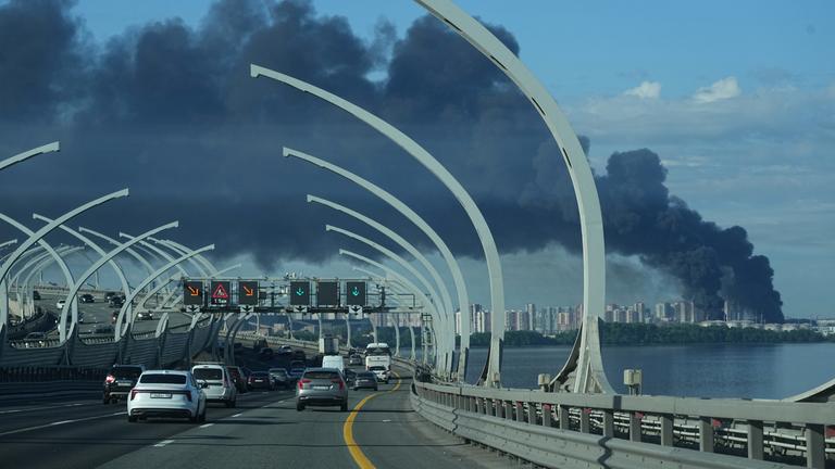 Über dem Hafen von St. Petersburg (Russland) ist am Mittwoch, dem 03.06.2026, nach einem ukrainischen Drohnenangriff eine schwarze Rauchwolke zu sehen