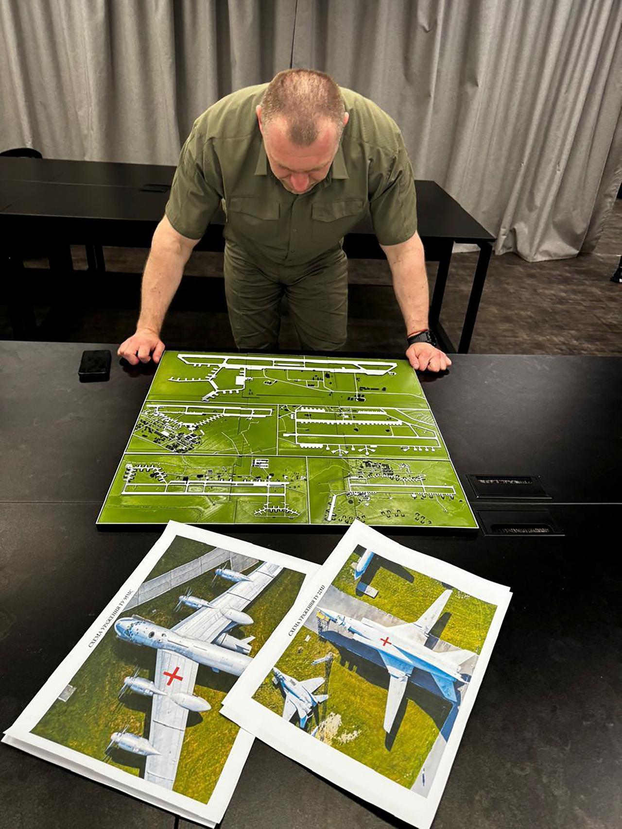 Ein vom Telegram-Kanal des ukrainischen Sicherheitsdienstes (SSU) am 01. Juni 2025 zur Verfügung gestelltes Foto zeigt den Leiter des Sicherheitsdienstes Vasyl Malyuk, der an einem ungenannten Ort in der Ukraine eine Karte mit dem Standort der russischen strategischen Luftfahrt studiert. 