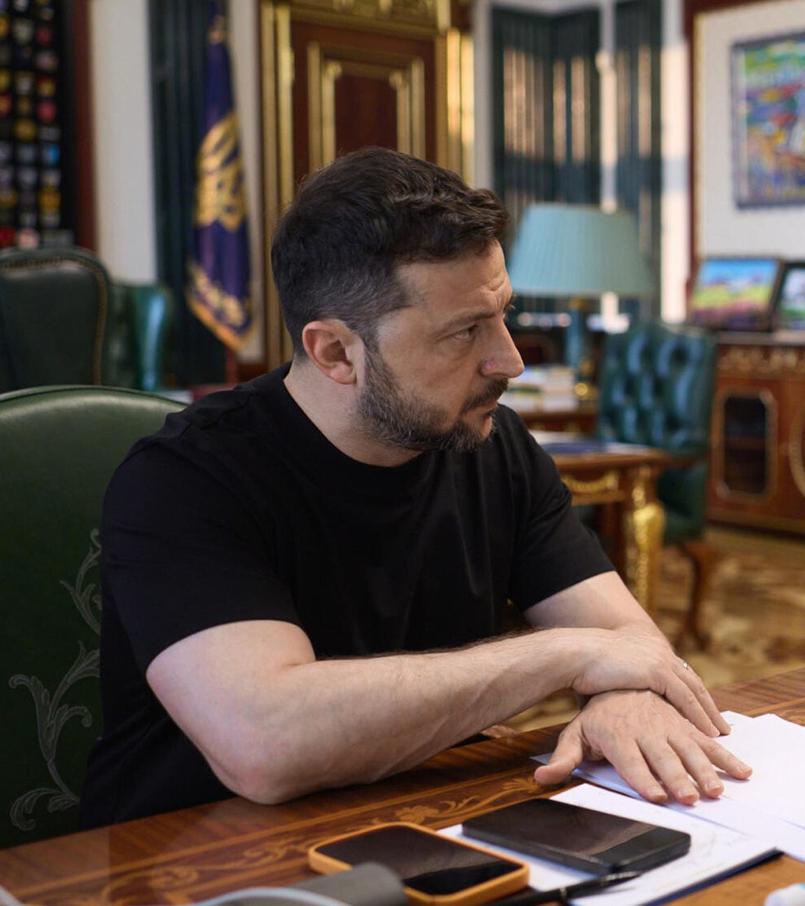 Der Leiter des ukrainischen Sicherheitsdienstes (SBU), Vasyl Maliuk, hat dem ukrainischen Präsidenten Wolodymyr Zelenskyy einen Bericht über den Angriff auf strategische Bomber auf russischen Luftwaffenstützpunkten am Sonntag, den 1. Juni 2025, vorgelegt.