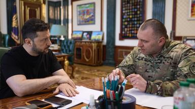 Der Leiter des ukrainischen Sicherheitsdienstes (SBU), Vasyl Maliuk, hat dem ukrainischen Präsidenten Wolodymyr Zelenskyy einen Bericht über den Angriff auf strategische Bomber auf russischen Luftwaffenstützpunkten am Sonntag, den 1. Juni 2025, vorgelegt.
