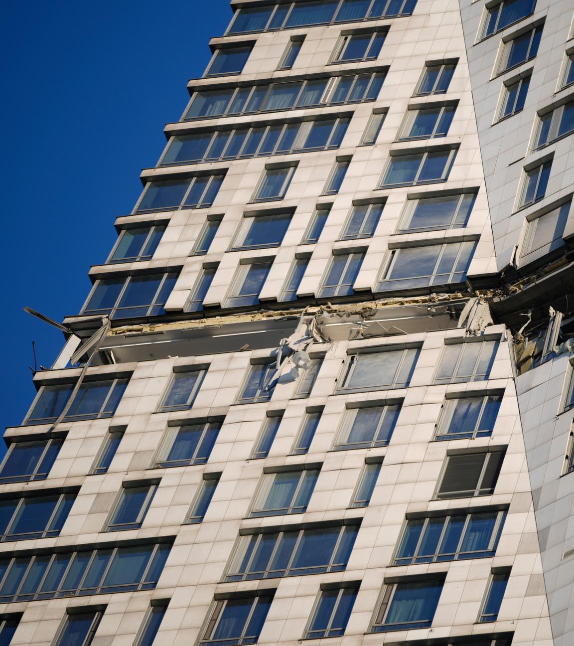 Nach einem Drohnenangriff ist ein Wohnhaus in der Mosfilmowskaja-Straße, Moskau beschädigt