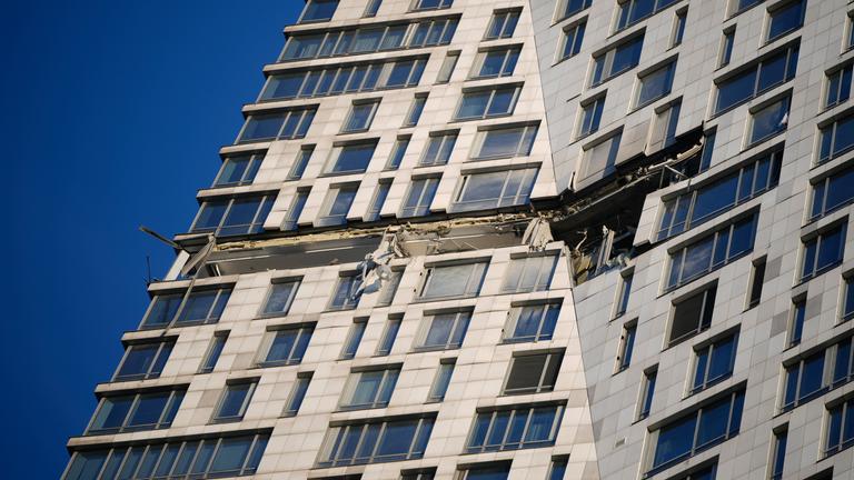 Nach einem Drohnenangriff ist ein Wohnhaus in der Mosfilmowskaja-Straße, Moskau beschädigt