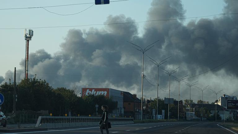 Rauch steigt nach einem russischen Angriff in Kiew, Ukraine, auf.