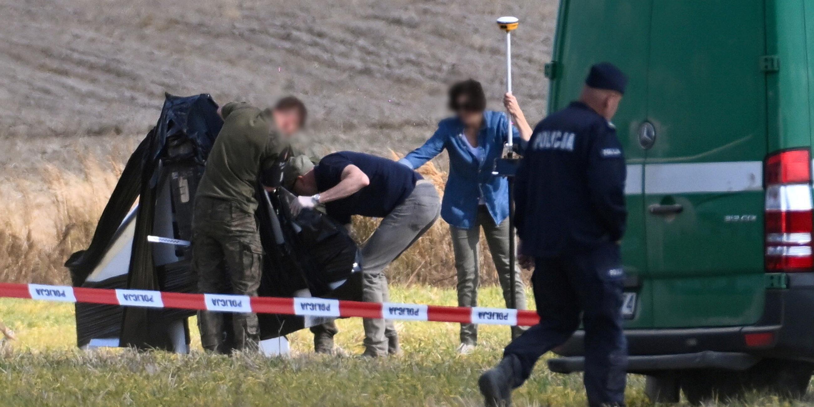 Am 10. September 2025 befinden sich Einsatzkräfte in der Nähe der Absturzstelle einer russischen Drohne im Dorf Wohyń in Ostpolen.