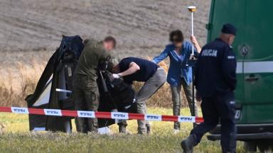 Am 10. September 2025 befinden sich Einsatzkräfte in der Nähe der Absturzstelle einer russischen Drohne im Dorf Wohyń in Ostpolen.