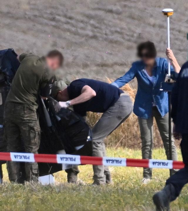 Am 10. September 2025 befinden sich Einsatzkräfte in der Nähe der Absturzstelle einer russischen Drohne im Dorf Wohyń in Ostpolen.