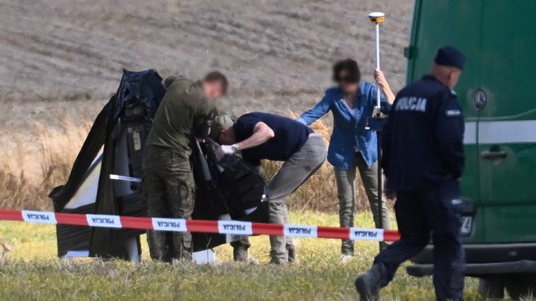Am 10. September 2025 befinden sich Einsatzkräfte in der Nähe der Absturzstelle einer russischen Drohne im Dorf Wohyń in Ostpolen.