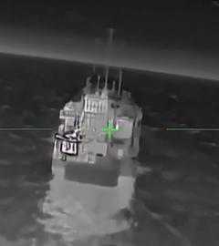 Schwarz-Weiß-Bild aus Drohnensicht bei Angriff auf Schiff.