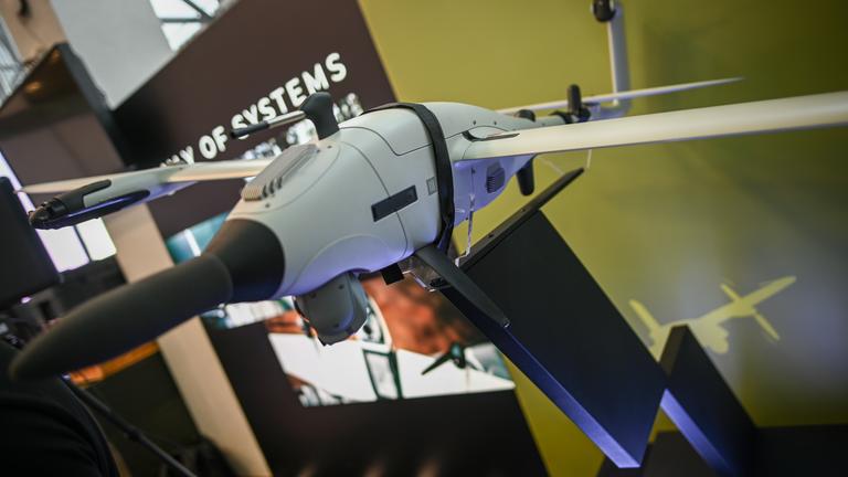 Ein unbemanntes Luftfahrzeugsystem Trinity-Pro von Quantum Systems wird am 16. September 2025 auf der Defense Tech Valley Conference in Lviv, Ukraine, ausgestellt.