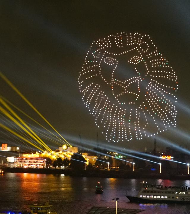 Figuren aus dem König der Löwen wurden mit zahlreichen Drohnen in den Himmel (über dem Hamburger Hafen) projeziert