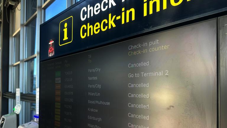 Eine Fluganzeigetafel, die Daten von verschiedenen Flügen zeigt. Die meisten Flüge fallen laut der Fluganzeigetafel aus.