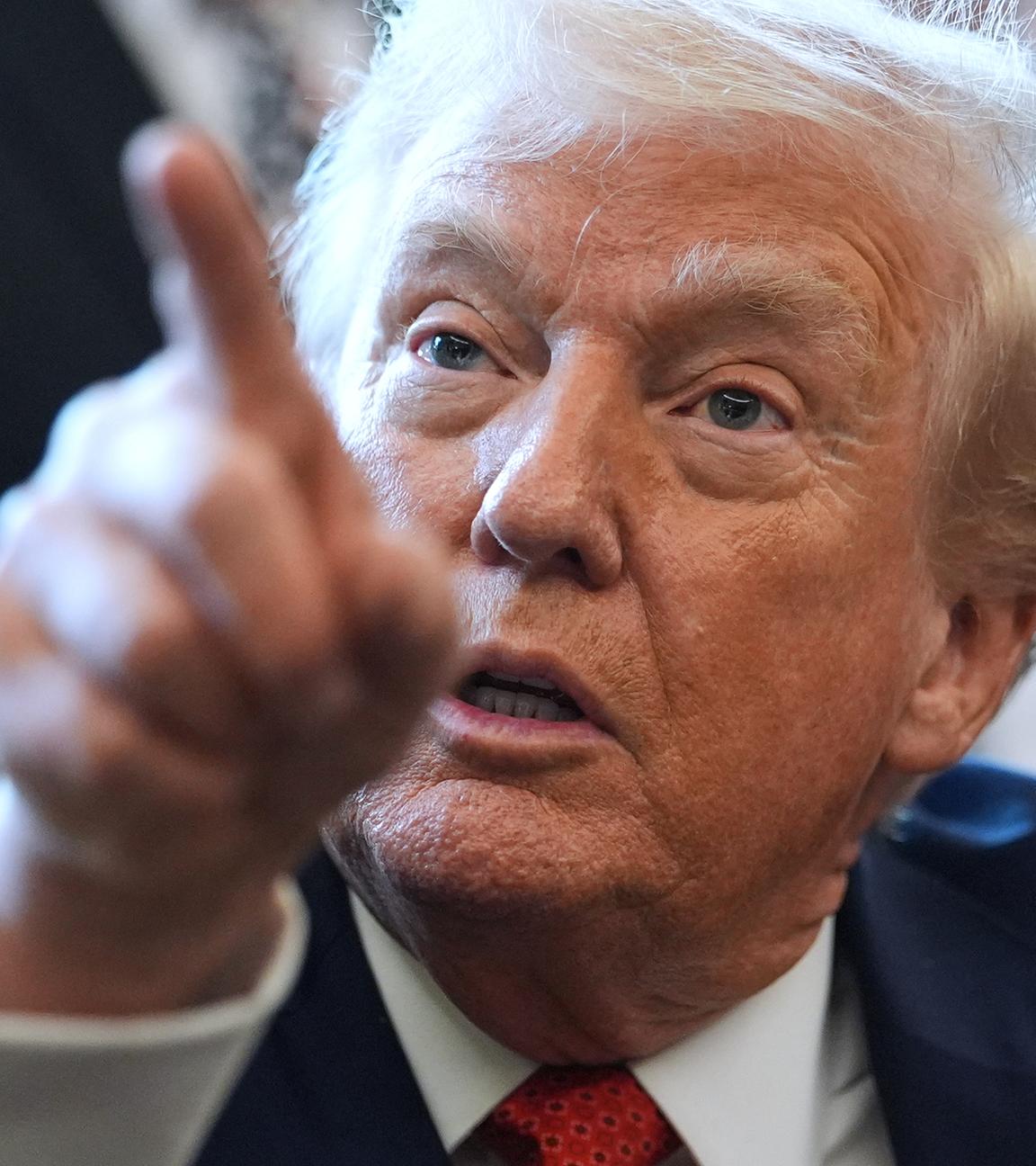 US-Präsident Donald Trump zeigt auf einen Reporter, der ihm eine Frage stellt.