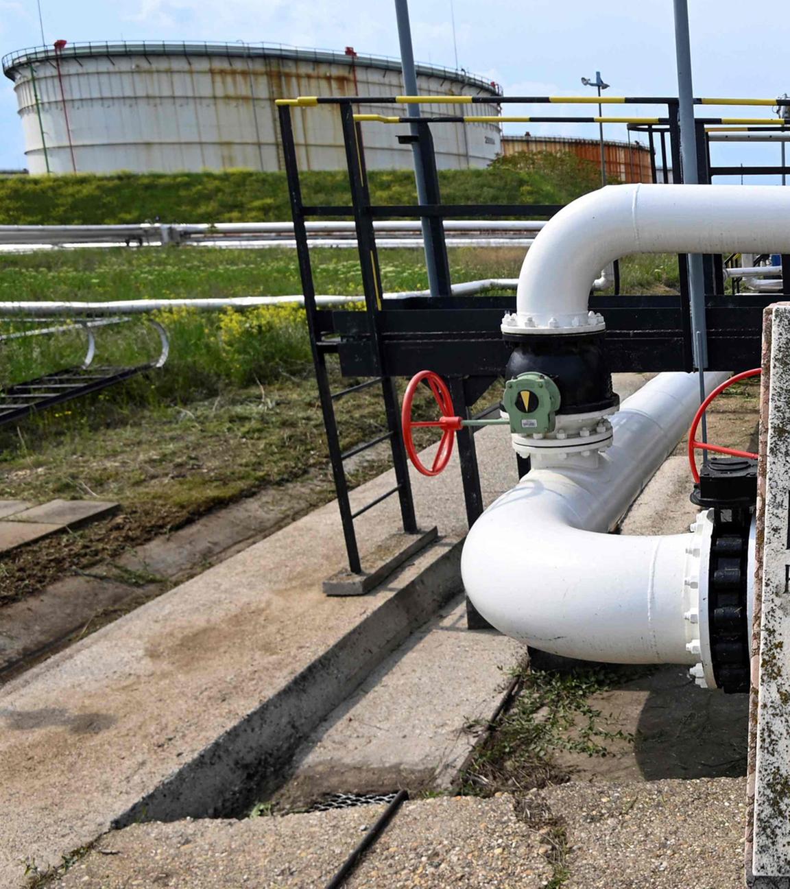 Die Empfangsstation der Erdöl-Pipeline „Druschba“ in der Duna-Raffinerie von MOL Group bei Százhalombatta, südlich von Budapest. Aufgenommen am 5. Mai 2022. (Archiv)