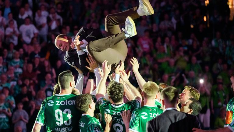 Füchse-Berlin-Spieler verabschieden Paul Drux und werfen ihn in die Höhe