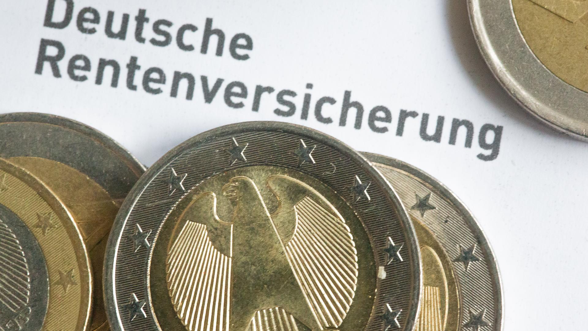 Einige Ein- und Zwei-Euro-Münzen liegen auf einer Renteninformation der Deutschen Rentenversicherung.