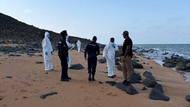 Forensik-Team und Mitglieder der Küstenwache von Dschibuti bei der Untersuchung eines Strandes, nachdem in der Nacht vom 8. auf den 9. Oktober ein Boot vor der Küste Dschibutis gesunken war.