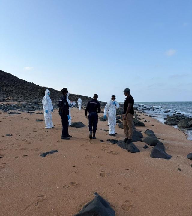 Forensik-Team und Mitglieder der Küstenwache von Dschibuti bei der Untersuchung eines Strandes, nachdem in der Nacht vom 8. auf den 9. Oktober ein Boot vor der Küste Dschibutis gesunken war.