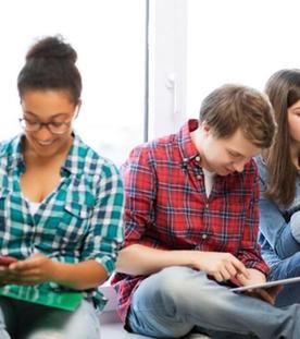 Studenten mit Smartphone und Tablet