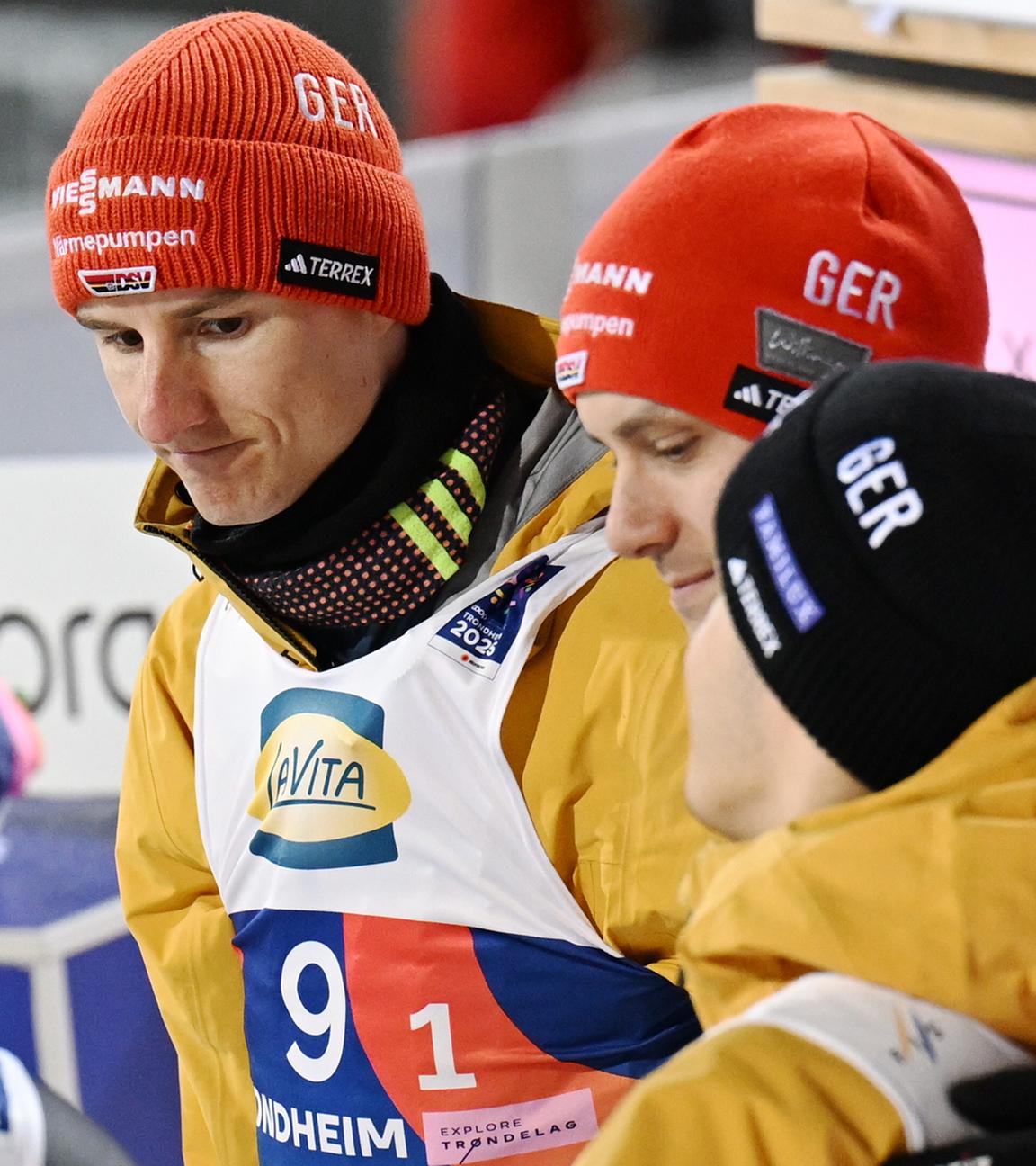 Die Deutschen reagieren im Ziel, Andreas Wellinger (l-r) aus Deutschland, Karl Geiger aus Deutschland, Stephan Leyhe aus Deutschland und Philipp Raimund aus Deutschland. 