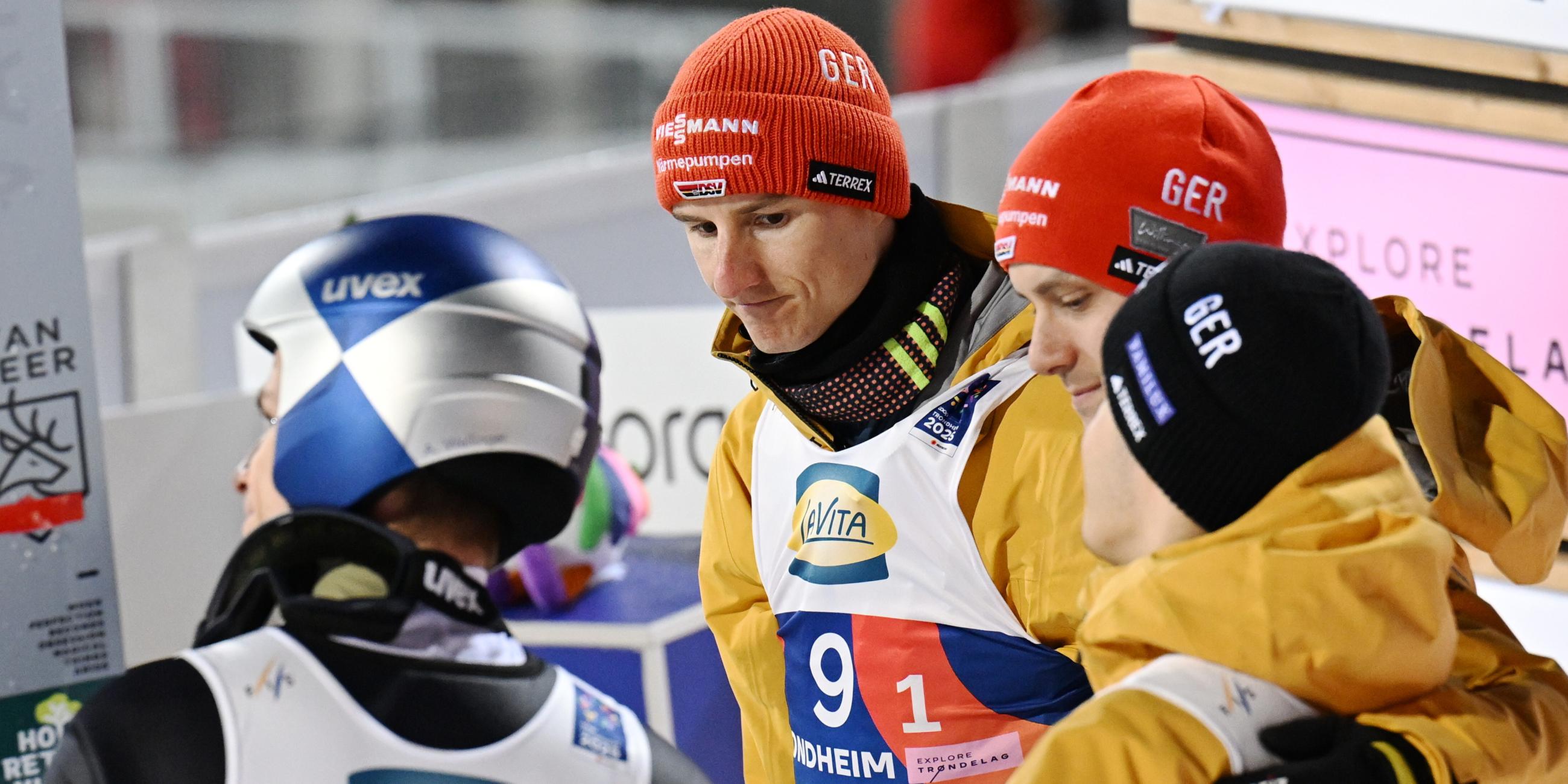 Die Deutschen reagieren im Ziel, Andreas Wellinger (l-r) aus Deutschland, Karl Geiger aus Deutschland, Stephan Leyhe aus Deutschland und Philipp Raimund aus Deutschland. 