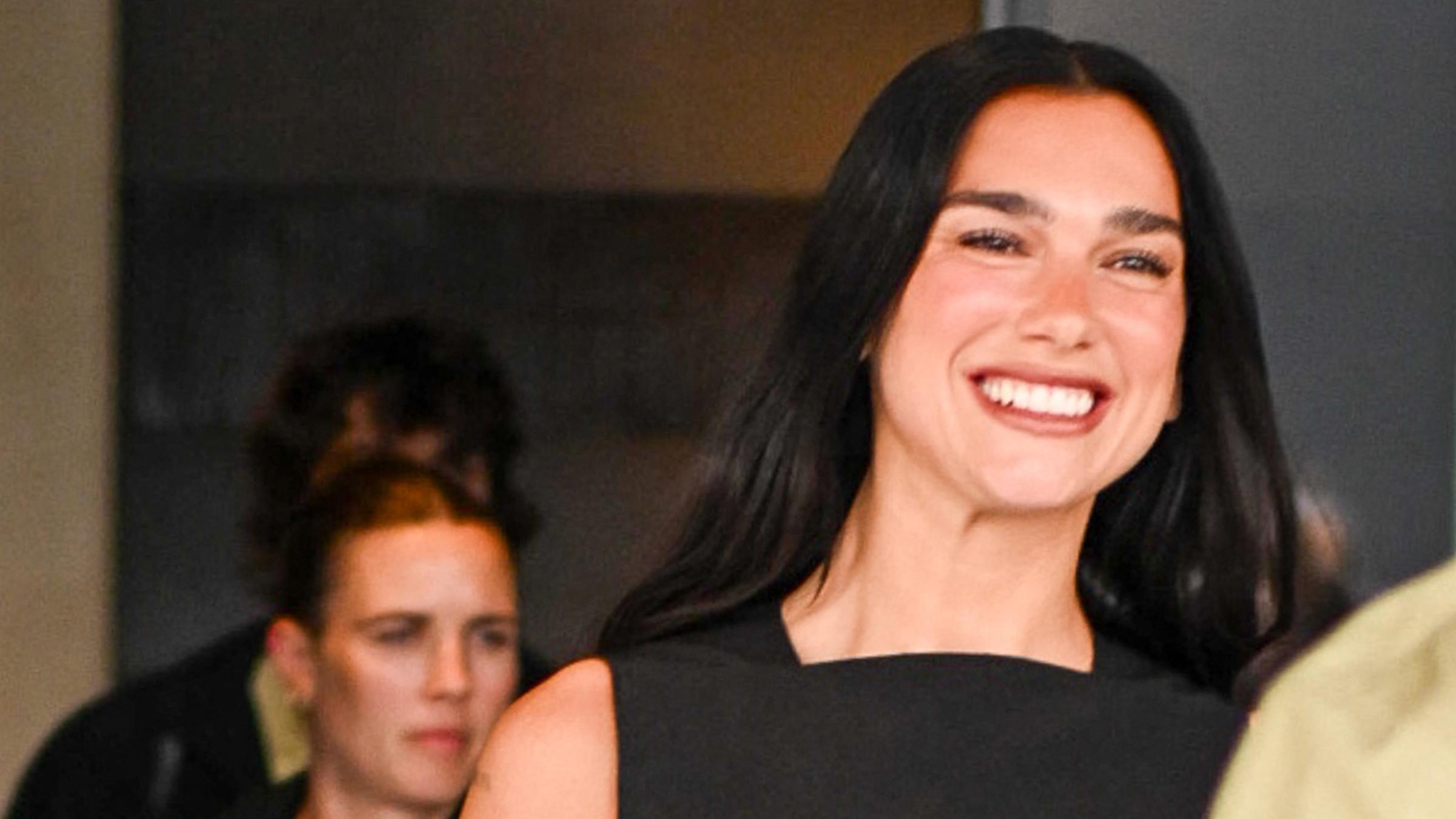 Dua Lipa verlässt ihr Hotel um zum Gare du Nord fahren am 07.07.2025.