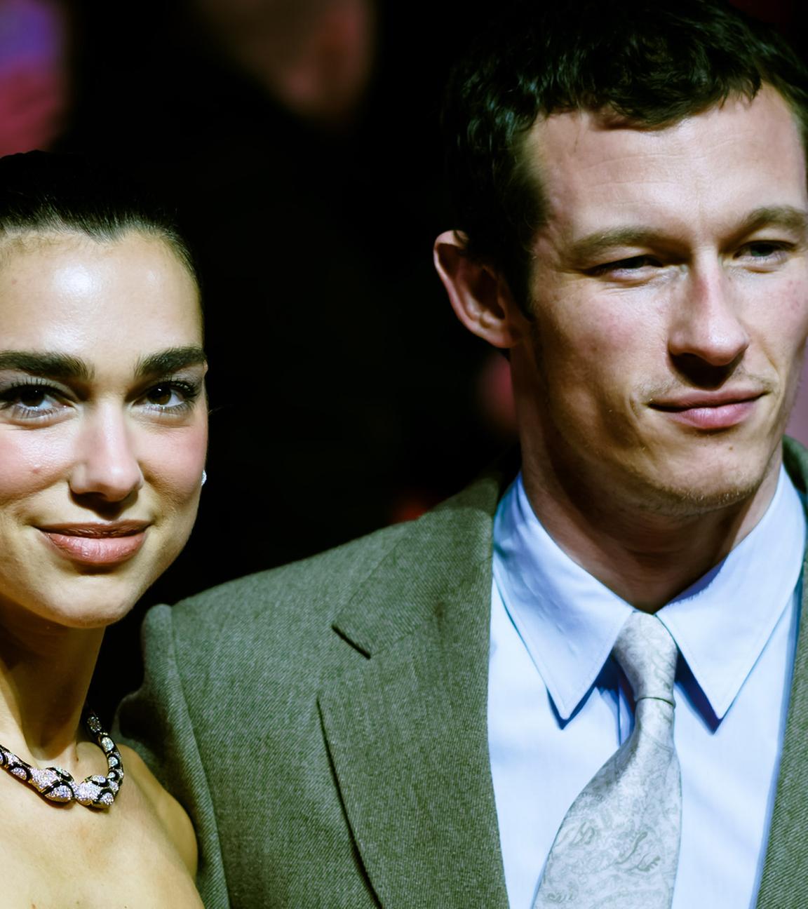 Dua Lipa mit Partner Callum Turner auf dem roten Teppich der Berlinale 2026.