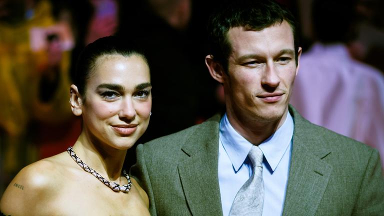 Dua Lipa mit Partner Callum Turner auf dem roten Teppich der Berlinale 2026.